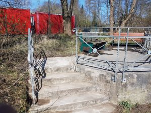 Dorfputz: Podest am ehemaligen Bahnübergang - nachher