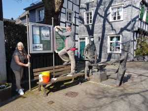 Dorfputz: Am Nagelschmied-Denkmal wird geputzt