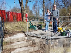 Dorfputz: Podest am ehemaligen Bahnübergang - man freut sich auf die Arbeit