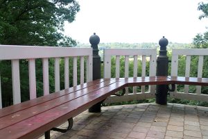 Brüstung und Sitzfläche am Adelenblick fast sauber