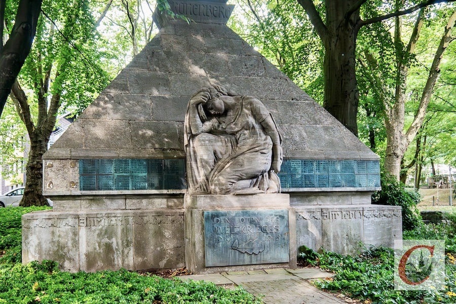 Artikelbild zu "Baumpflege-Arbeiten am Ehrenmal - Bronze-Tafel verschwunden"