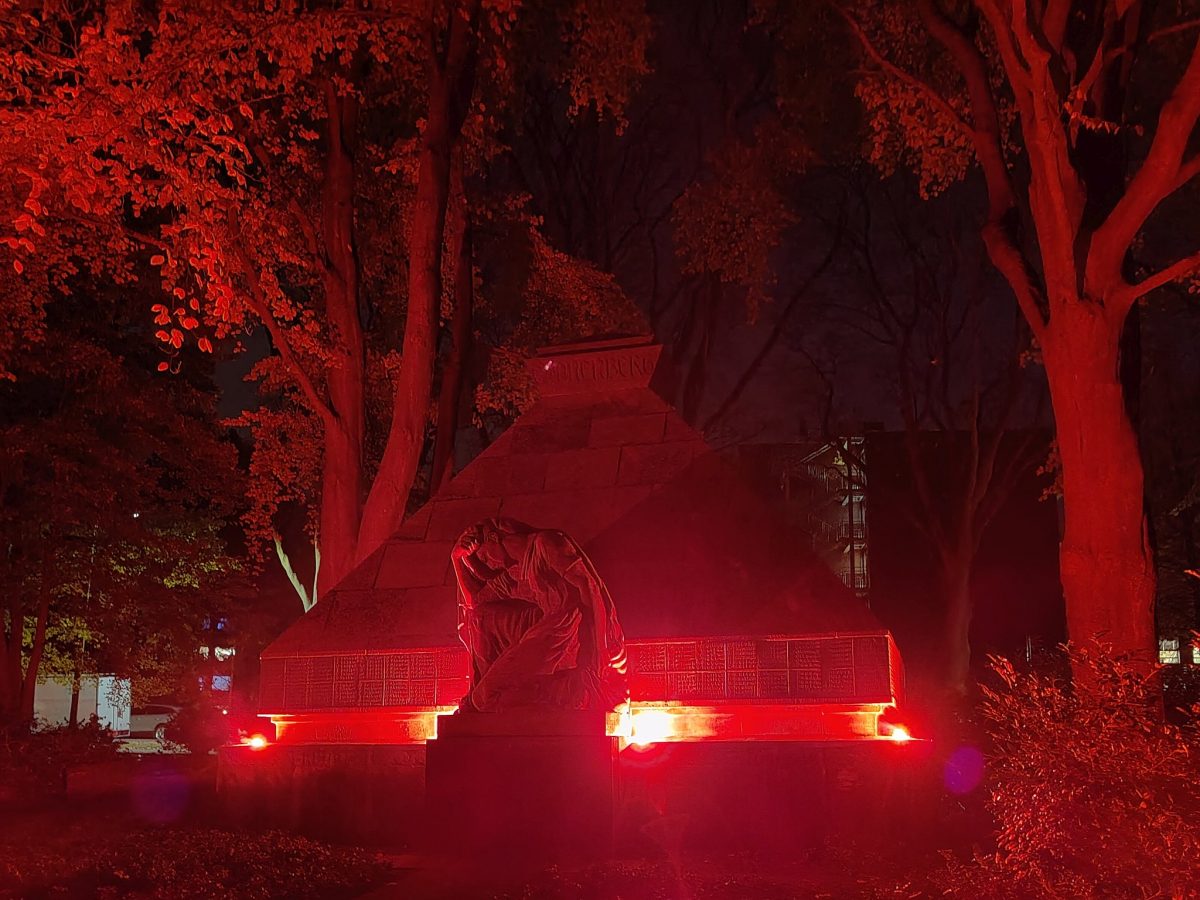Ehrenmal in Wuppertal - Cronenberg bei Nacht und mit Bengalischen Feuern beleuchtet